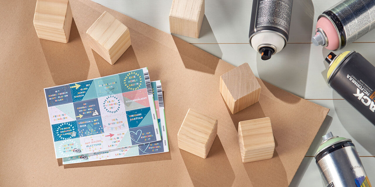 Bunt gestaltete Grußkarten und Holzblöcke auf einem Tisch