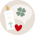Symbolische Darstellung von Hoffnung mit einer Kerze, einem Kleeblatt und einem Herz